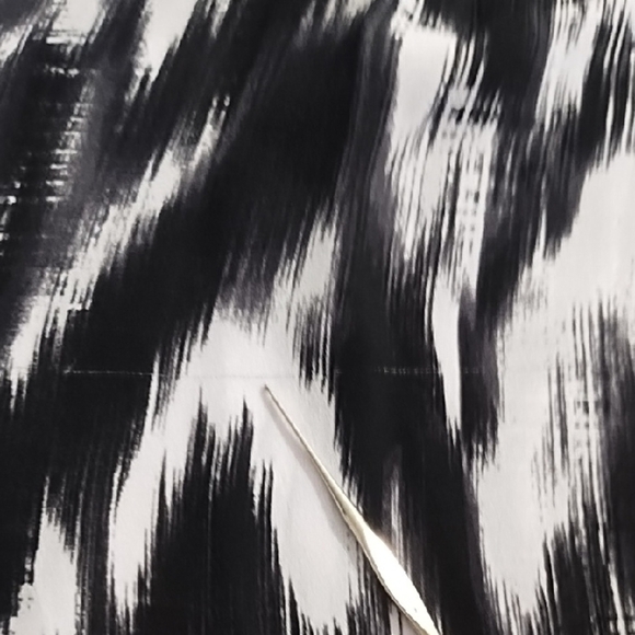 Black and White Relaxed Graphic Tunic Blouse Lightweight 3/4 Sleeve V-neck - Picture 6 of 14